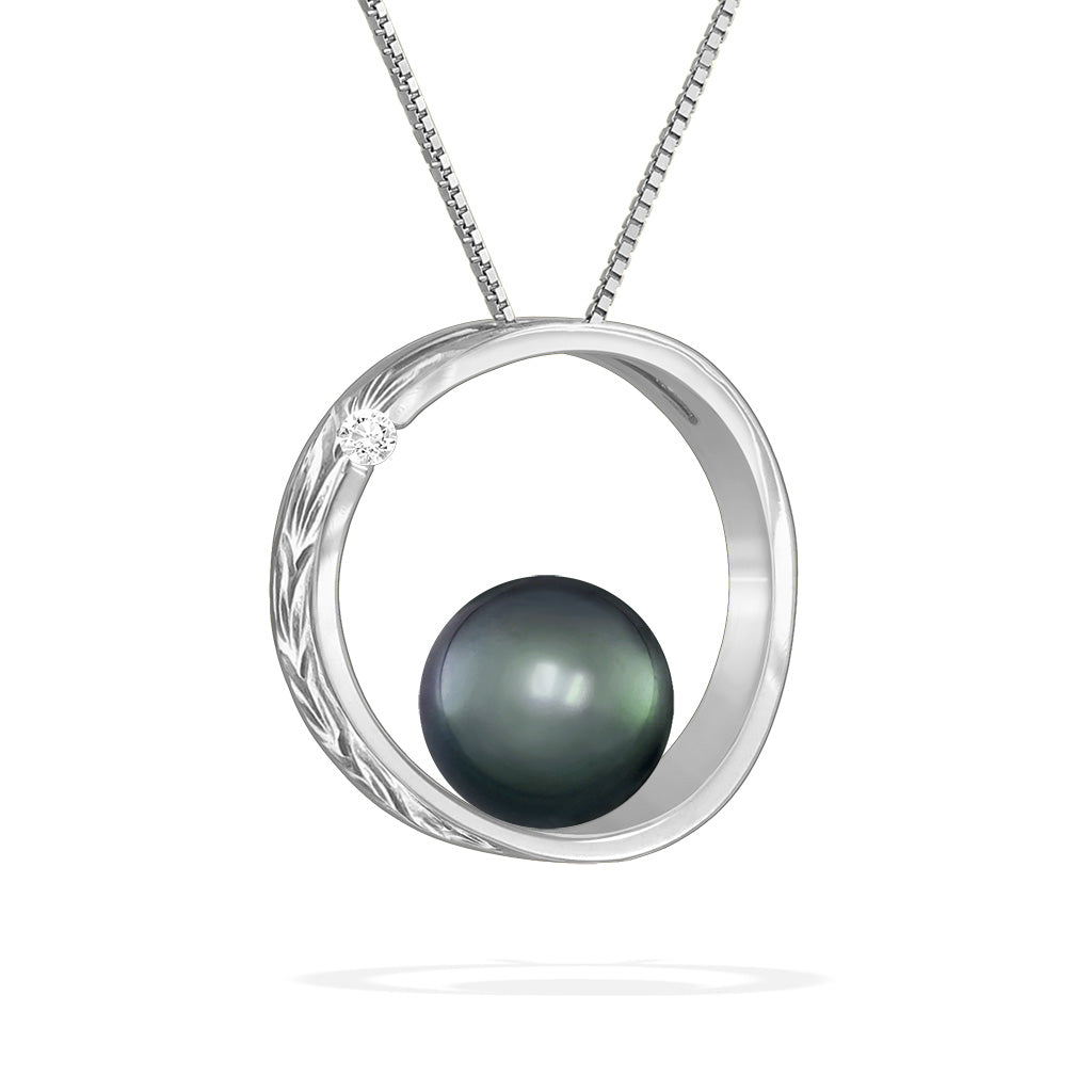 A tahitian pearl nestled in a white gold, open circle pendant engraved with maile scroll & a diamond accent. Item No. 43798