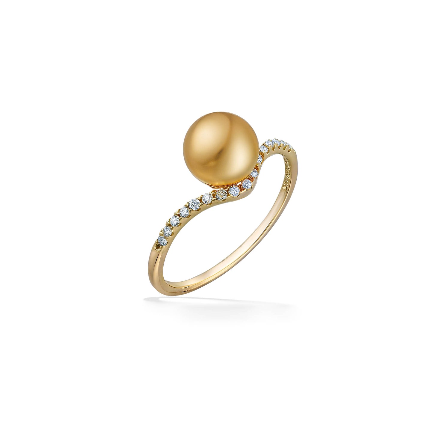 Chevron-inspired 14K yellow gold ring crowned with a 7mm Golden South Sea pearl and pavé-set diamond band. Item No. 44718