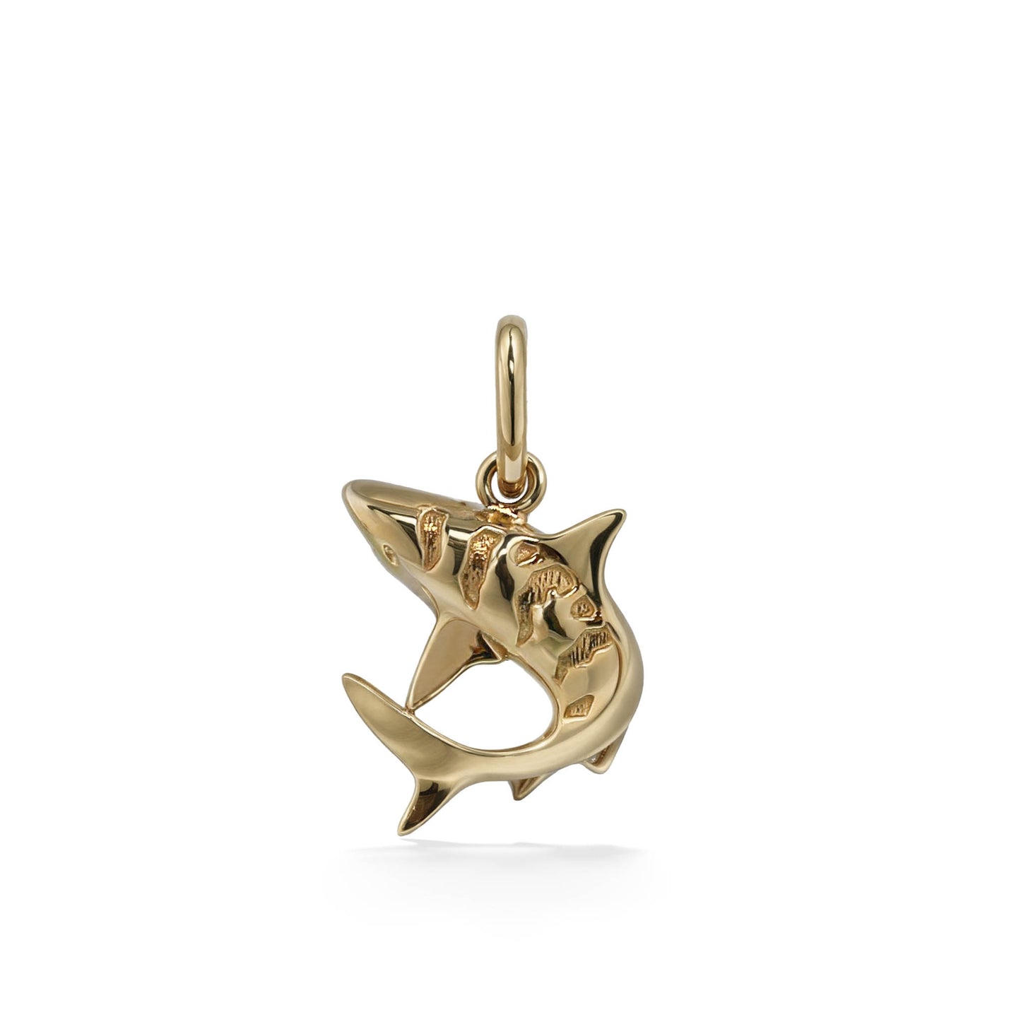 Petite tiger shark charm with sleek curved body and a polished 14k yellow gold finish. Item No. 45090